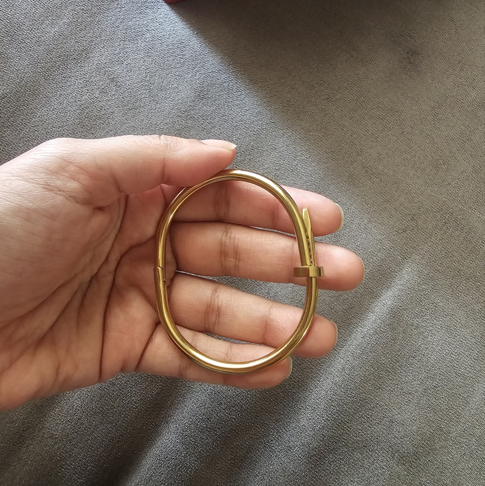 Elegant Gold Bracelet